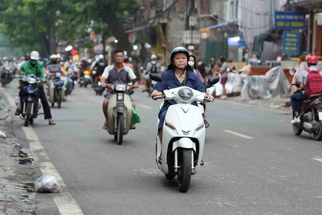 Ha Noi plans monetary incentive for electric motorbike swap- Ảnh 1.