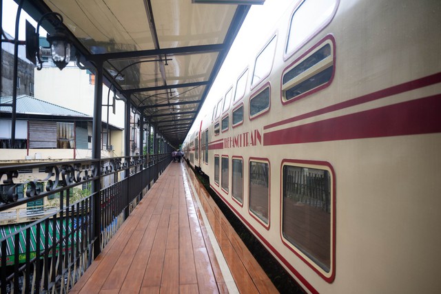 Heritage train offers tourists a new way to explore the capital- Ảnh 3. Heritage train offers tourists a new way to explore the capital- Ảnh 3.