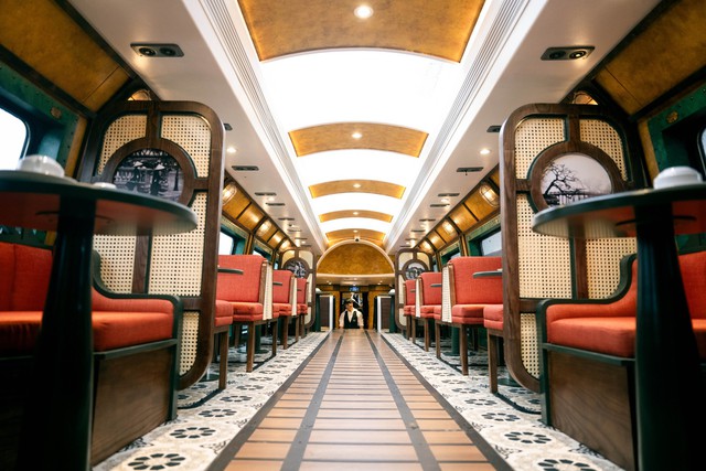 Heritage train offers tourists a new way to explore the capital- Ảnh 4. Heritage train offers tourists a new way to explore the capital- Ảnh 4.