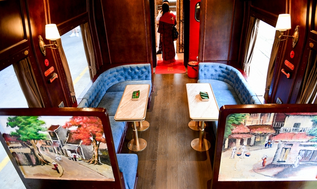 Heritage train offers tourists a new way to explore the capital- Ảnh 5. Heritage train offers tourists a new way to explore the capital- Ảnh 5.