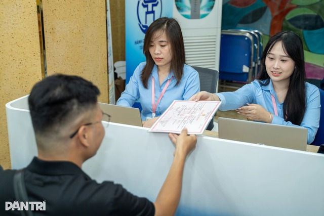 Ha Noi pilots birth registration service at maternity hospital - Ảnh 1.