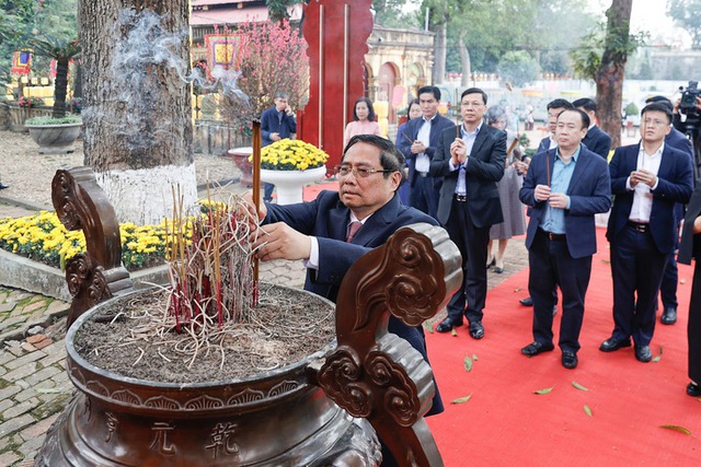 PM offers incense to kings at Thang Long Imperial Citadel- Ảnh 1.