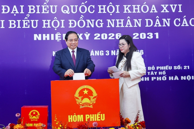PM votes in Ha Noi as nationwide election underway- Ảnh 3.