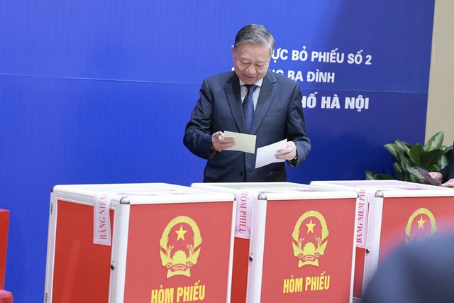 Party General Secretary casts ballot in Ba Dinh ward- Ảnh 1.