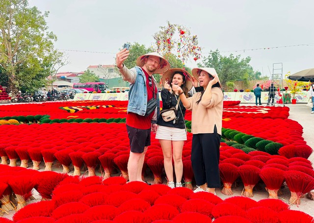 Ha Noi welcomes 5 millionth international visitor of 2026- Ảnh 1. Ha Noi welcomes 5 millionth international visitor of 2026- Ảnh 1.