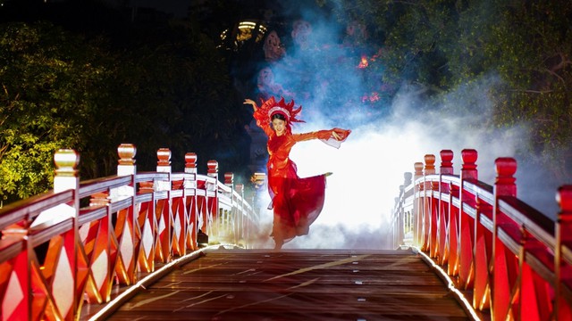 Ha Noi mulls over establishment of entertainment zones to boost night-time economy- Ảnh 1.