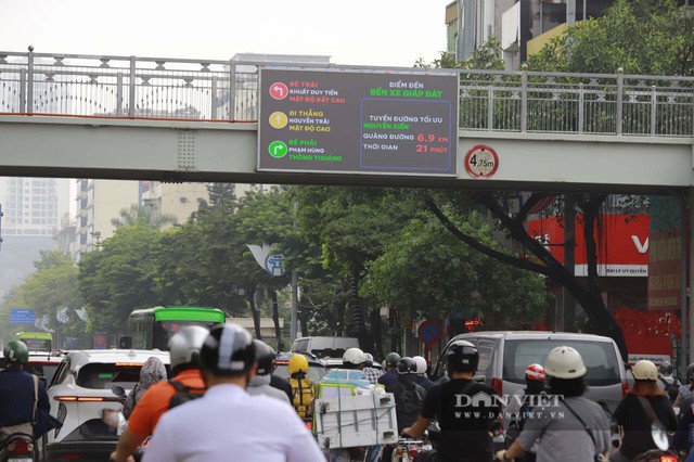 Ha Noi deploys 36 electronic traffic message boards providing real-time traffic updates- Ảnh 1.