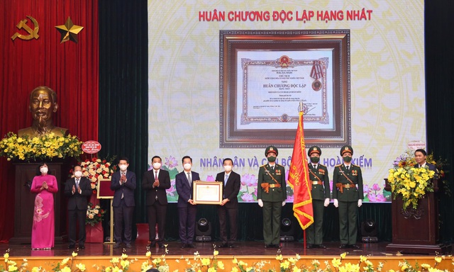 Quận Hoàn Kiếm đón nhận Huân chương Độc lập hạng Nhất - Ảnh 1.