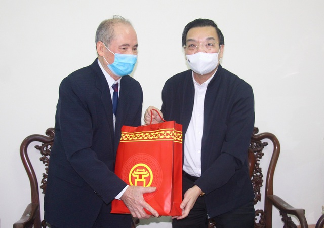 Chủ tịch Hà Nội thăm, tặng quà Tết cán bộ lão thành cách mạng  - Ảnh 1.
