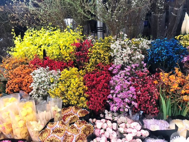 ‘Sắc xuân’ tràn ngập các chợ hoa Hà Nội - Ảnh 11.