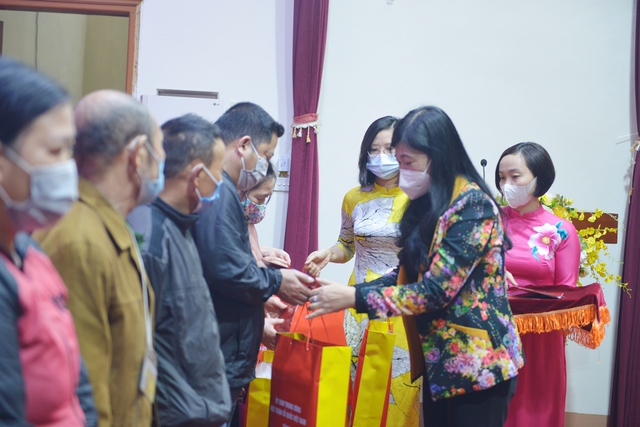 Hà Nội trao tặng hơn 1.850 triệu suất quà dịp Tết Nguyên đán 2022 - Ảnh 1.