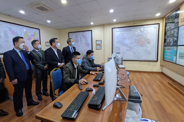 Chủ tịch Hà Nội thăm, động viên những công nhân không nghỉ Tết - Ảnh 2.