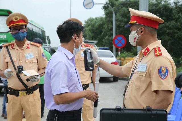 Cảnh sát giao thông Hà Nội xử phạt 7.300 trường hợp vi phạm nồng độ cồn  - Ảnh 1.