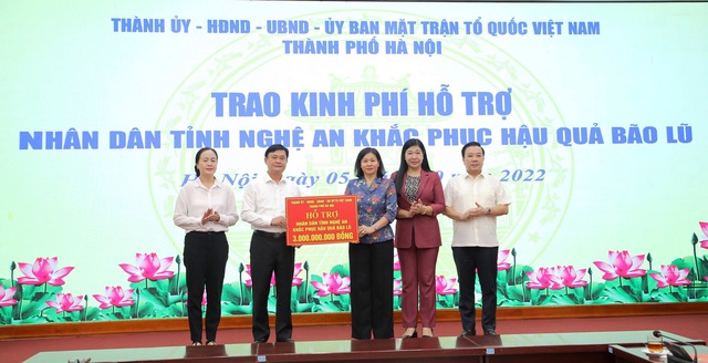 Hà Nội: Trao kinh phí hỗ trợ tỉnh Nghệ An khắc phục hậu quả mưa lũ - Ảnh 1.