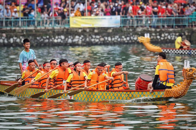 Đội mưa đua thuyền rồng ở Hà Nội - Ảnh 7.