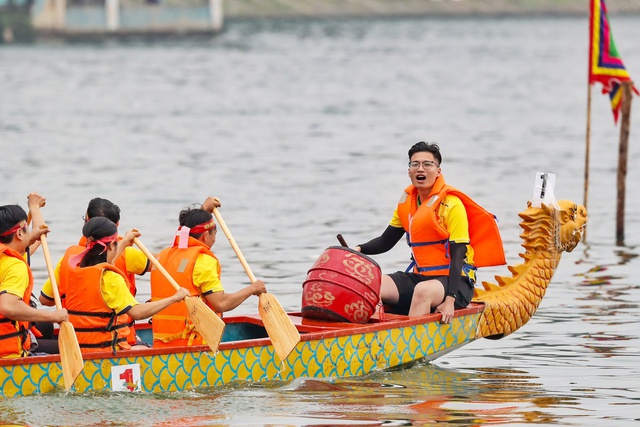 Đội mưa đua thuyền rồng ở Hà Nội - Ảnh 4.