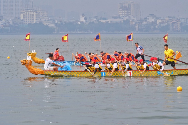 Đội mưa đua thuyền rồng ở Hà Nội - Ảnh 8.
