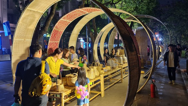 Không gian văn hóa đầy sáng tạo tại Lễ hội Thiết kế sáng tạo Hà Nội 2022 - Ảnh 2.