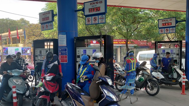 Hà Nội cho phép xe xitec vận chuyển xăng dầu 24/24h vào nội đô - Ảnh 1.