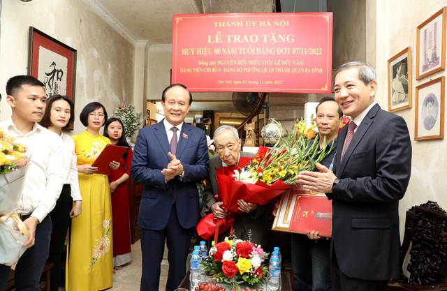 Lãnh đạo Hà Nội trao Huy hiệu Đảng cho cán bộ lão thành cách mạng - Ảnh 2.