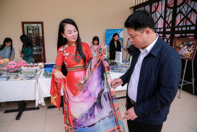 Quảng bá hình ảnh áo dài Việt qua sản phẩm quà tặng du lịch - Ảnh 1.