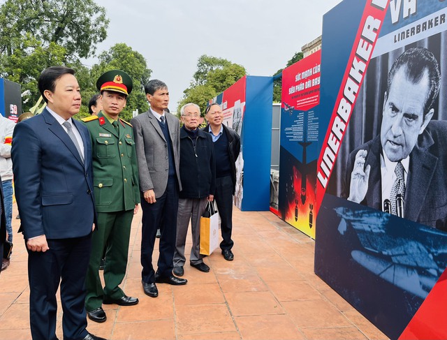 Triển lãm “ Từ mặt đất đến bầu trời”: Ôn lại truyền thống cách mạng hào hùng của dân tộc - Ảnh 1.