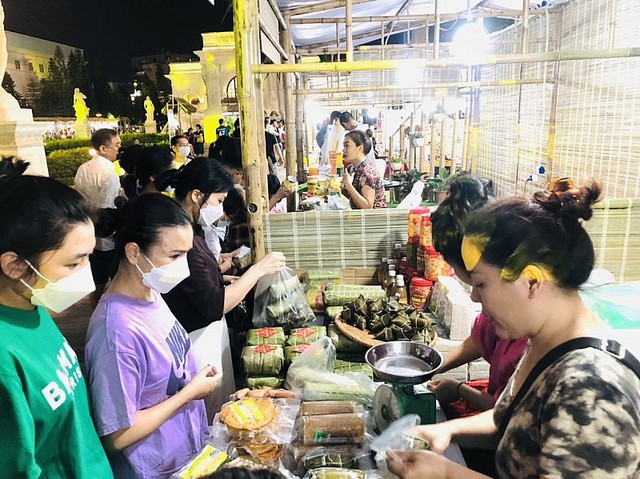 Tổ chức Hội chợ hàng Việt-Đặc sản vùng miền-sản phẩm OCOP 2022 - Ảnh 1.