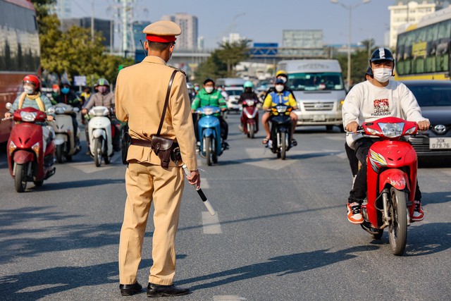 Hà Nội xử phạt hàng loạt xe khách chạy 'rùa bò' - Ảnh 1.