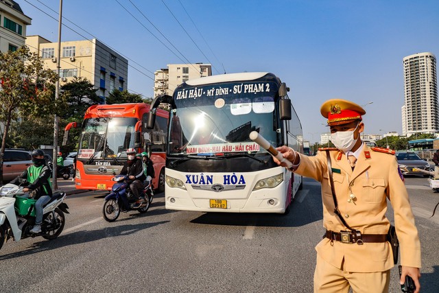 Hà Nội xử phạt hàng loạt xe khách chạy 'rùa bò' - Ảnh 2.