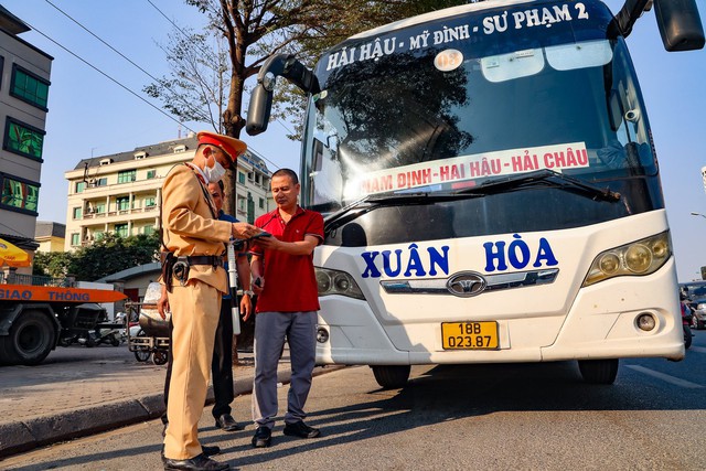 Hà Nội xử phạt hàng loạt xe khách chạy 'rùa bò' - Ảnh 3.