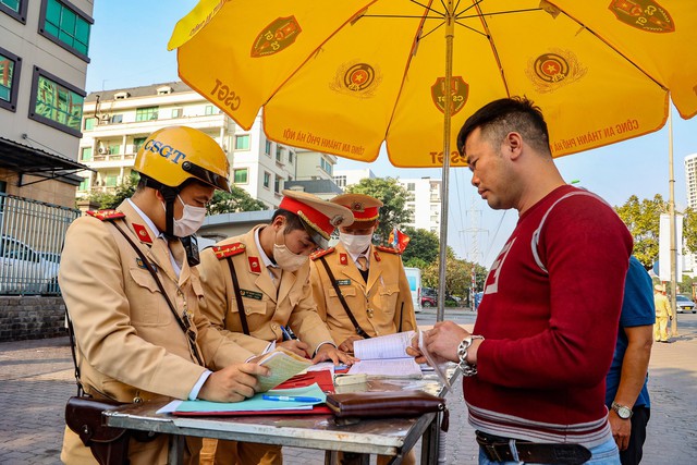 Hà Nội xử phạt hàng loạt xe khách chạy 'rùa bò' - Ảnh 8.