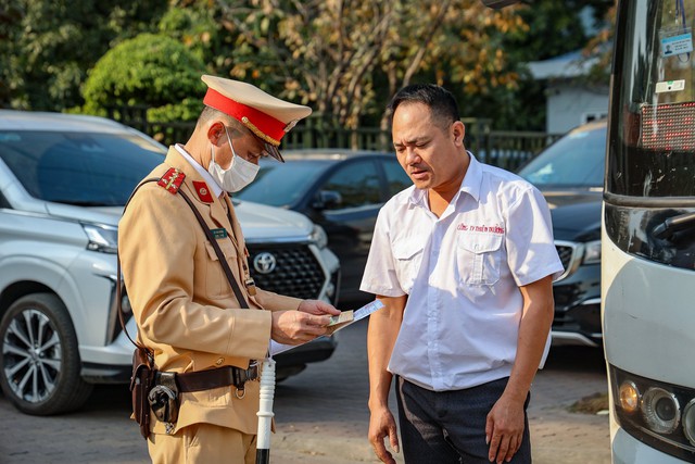 Hà Nội xử phạt hàng loạt xe khách chạy 'rùa bò' - Ảnh 4.