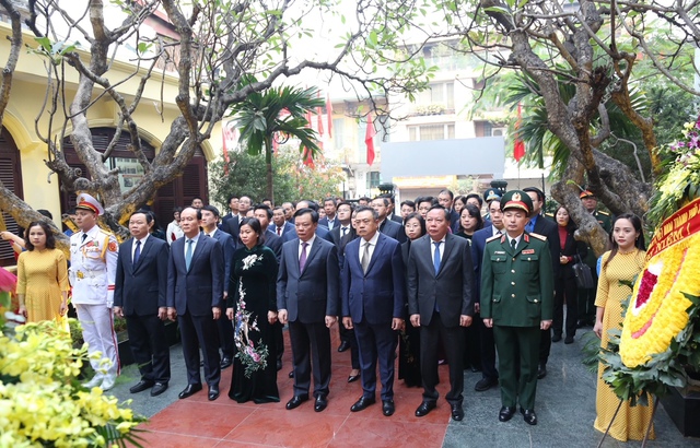 Đoàn đại biểu TP. Hà Nội dâng hương tại Di tích Đài tưởng niệm Khâm Thiên - Ảnh 1.