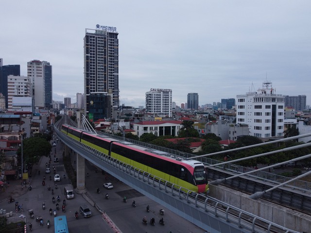 Metro Nhổn- Ga Hà Nội chạy thử toàn tuyến đoạn trên cao - Ảnh 1.