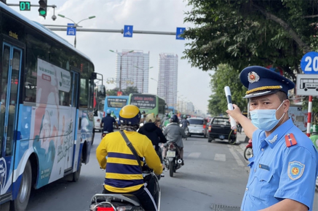 Hà Nội: Huy động lực lượng chống ùn tắc giao thông  - Ảnh 1.