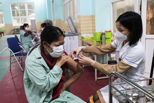 Tiêm vaccine COVID-19  mũi 3 cho bệnh nhân chạy thận nhân tạo - Ảnh 1.