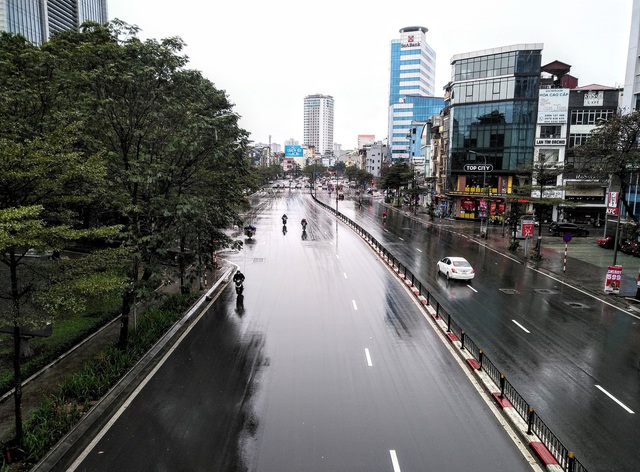 Người dân Hà Nội trong co ro trong cái lạnh 8 độ C - Ảnh 1. Người dân Hà Nội trong co ro trong cái lạnh 8 độ C - Ảnh 1.