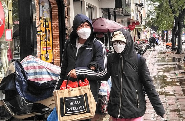 Người dân Hà Nội trong co ro trong cái lạnh 8 độ C - Ảnh 5. Người dân Hà Nội trong co ro trong cái lạnh 8 độ C - Ảnh 5.