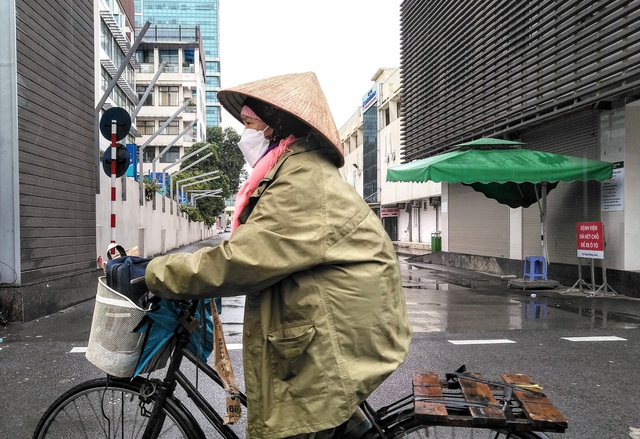 Người dân Hà Nội trong co ro trong cái lạnh 8 độ C - Ảnh 8. Người dân Hà Nội trong co ro trong cái lạnh 8 độ C - Ảnh 8.