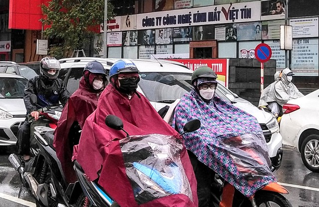 Người dân Hà Nội trong co ro trong cái lạnh 8 độ C - Ảnh 3. Người dân Hà Nội trong co ro trong cái lạnh 8 độ C - Ảnh 3.