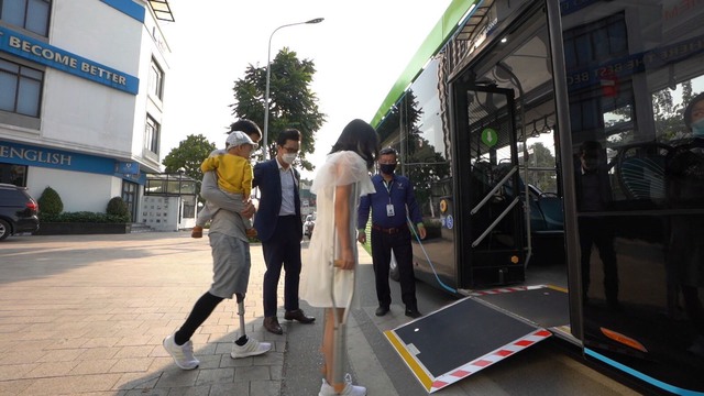 Hà Nội truyền thông khuyến khích người dân sử dụng phương tiện giao thông công cộng - Ảnh 1.