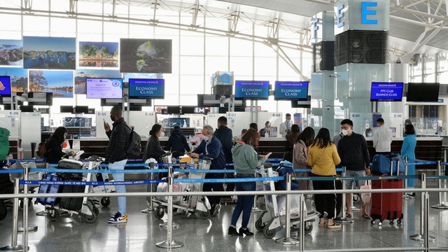 Mùng 3 Tết: 34 nghìn hành khách qua sân bay Nội Bài  - Ảnh 1.