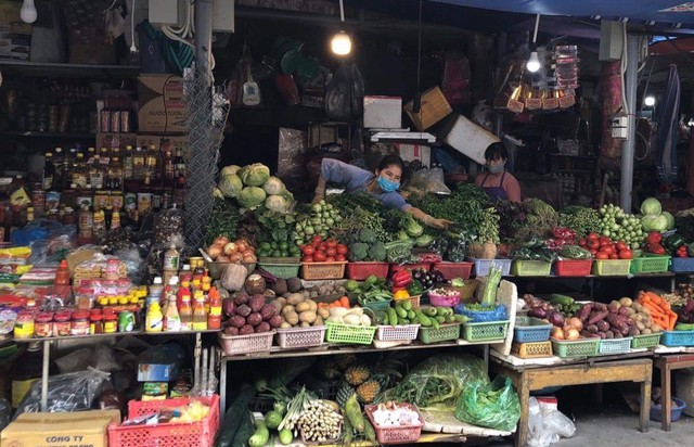 Thị trường hàng hóa nhộn nhịp trở lại sau Tết - Ảnh 1. Thị trường hàng hóa nhộn nhịp trở lại sau Tết - Ảnh 1.