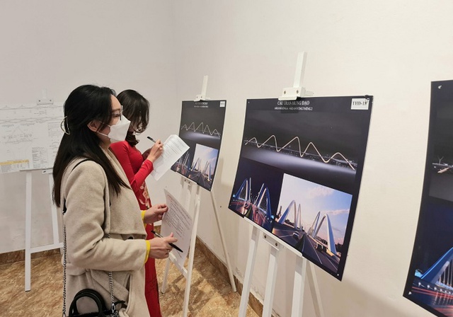 Chính thức triển lãm các phương án kiến trúc cầu Trần Hưng Đạo  - Ảnh 1.