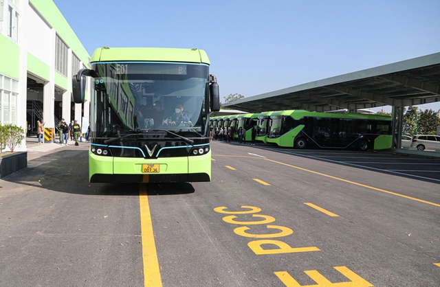 Hiệu quả sau 3 tháng triển khai các tuyến buýt điện đầu tiên ở Hà Nội - Ảnh 1.