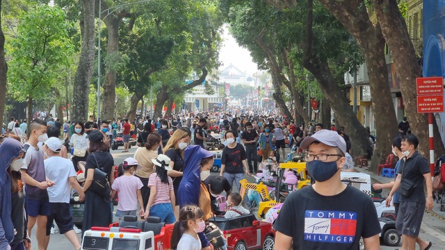 Phố phường Hà Nội đông đúc trở lại dịp nghỉ lễ Giỗ Tổ - Ảnh 3.