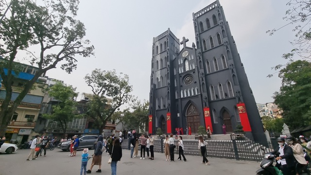 Phố phường Hà Nội đông đúc trở lại dịp nghỉ lễ Giỗ Tổ - Ảnh 6.