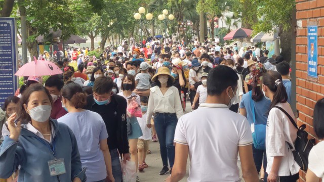 Phố phường Hà Nội đông đúc trở lại dịp nghỉ lễ Giỗ Tổ - Ảnh 9.