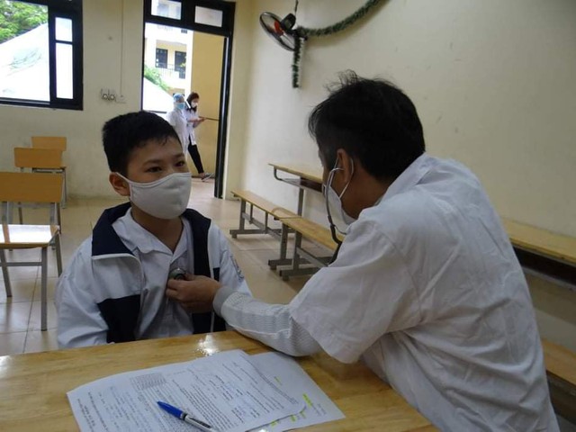 1.739 học sinh lớp 6 quận Hai Bà Trưng được tiêm vaccine COVID-19 - Ảnh 1.