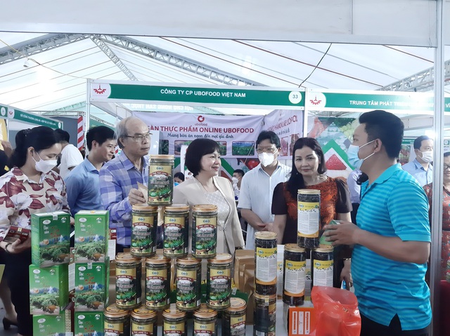 Hơn 150 gian hàng tham gia hội chợ nông sản thực phẩm an toàn Hà Nội  - Ảnh 1.